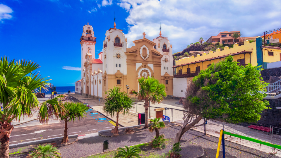 where to travel in april for hot weather